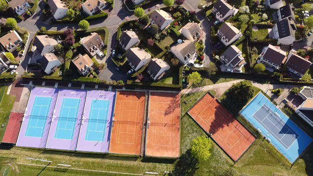 Vue aérienne de plusieurs courts du Tennis Club de Soisy